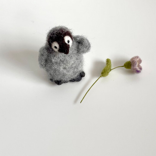 コウテイペンギンの赤ちゃんの置物 〜お花を摘んできたシリーズ〜 羊毛  