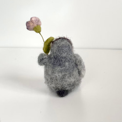 コウテイペンギンの赤ちゃんの置物　〜お花を摘んできたシリーズ〜　羊毛フェルト　 13枚目の画像