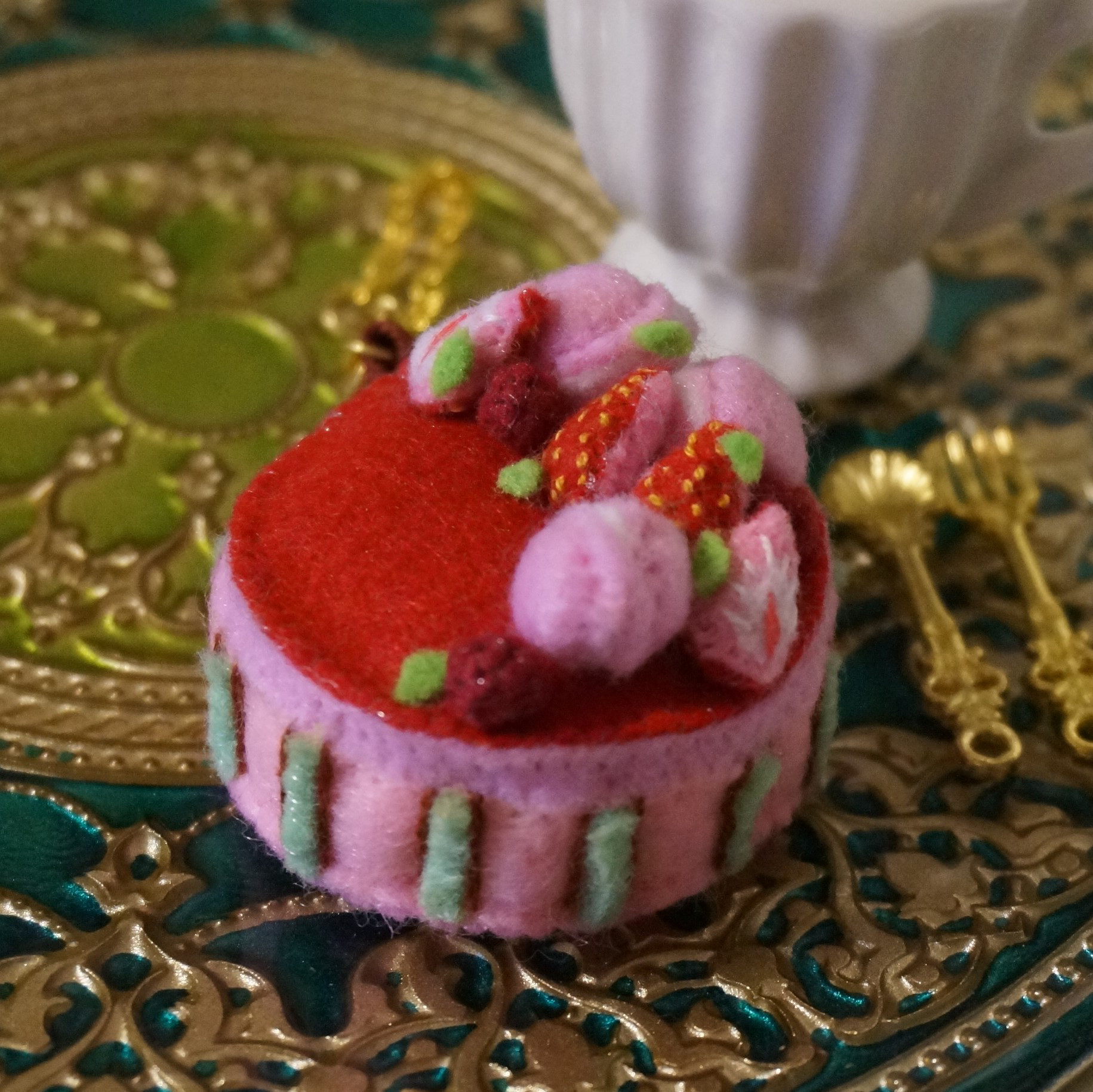 いちごマカロン・ケーキ☆フェルト・スイーツ☆バッグチャーム☆なたーしゃ