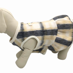 大型犬 犬服 ペット服 冬 ニット アイボリー スカート ラブラドール コーギー  ハンドメイド 冬服 犬 大型犬服 4枚目の画像