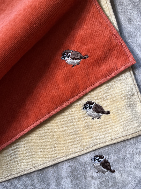雀刺繍のハンカチタオル　〜秋色〜 1枚目の画像