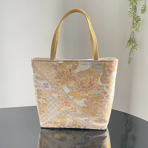 帯リメイクバッグ　本金箔　金の花と花菱亀甲　綿入りスクエアバッグ　和装バッグ 帯リメイクバッグ 本金箔 金の花と花菱亀甲 綿入りスクエア