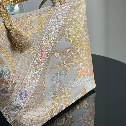 帯リメイクバッグ 本金箔格天井に孔雀と花々 トートバッグ M 和装バッグ トートバッグ 彩の音 Aya-no-oto 通販｜Creema(クリーマ)  16754589