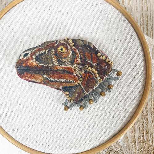受注製作 恐竜の覇者ティラノサウルス 刺繍 ブローチ ブローチ みこの 