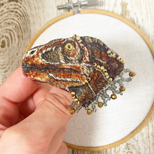 受注製作 恐竜の覇者ティラノサウルス 刺繍 ブローチ ブローチ みこの 