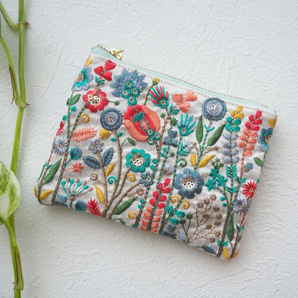 【特集掲載】花咲くインド刺繍リボンとパッチワークのファブリックポーチ（手刺繍／花柄／カンタ刺し子） 1枚目の画像