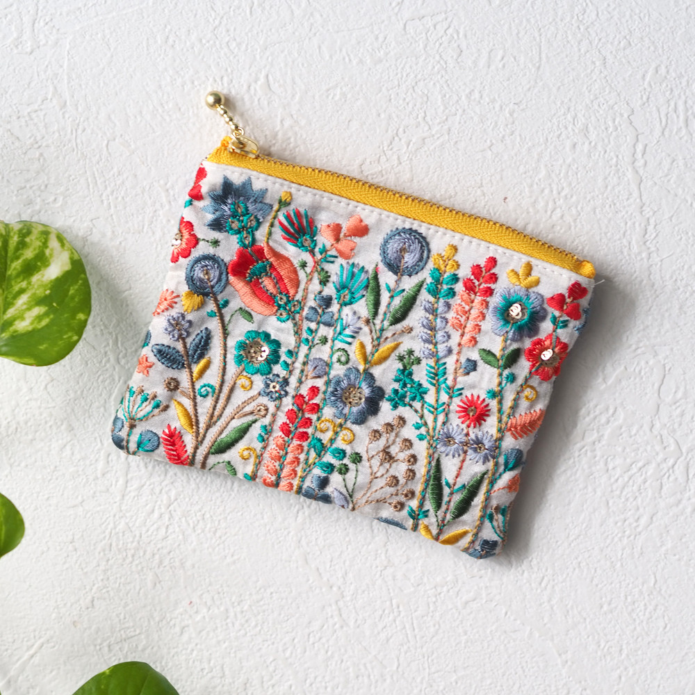 特集掲載】花咲くインド刺繍リボンとパッチワークのファブリックポーチ