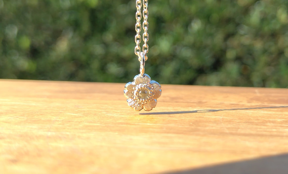 ダイヤモンド×銀の原種の薔薇ネックレス/ダイアモンド 1枚目の画像