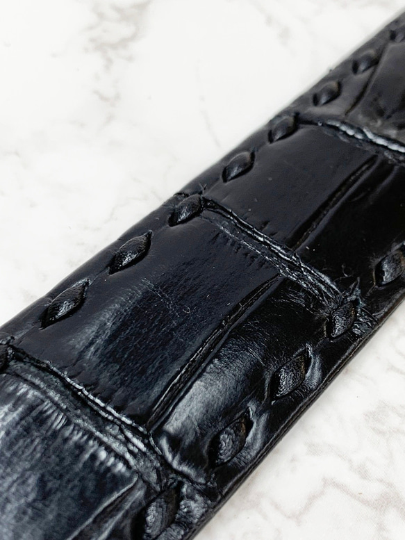 日本製　クロコダイル　マット仕上げ　手縫い　LLサイズ　３５㎜巾　上質　ベルト　真鍮磨き上げ金具　エポキシ樹脂入バックル 6枚目の画像