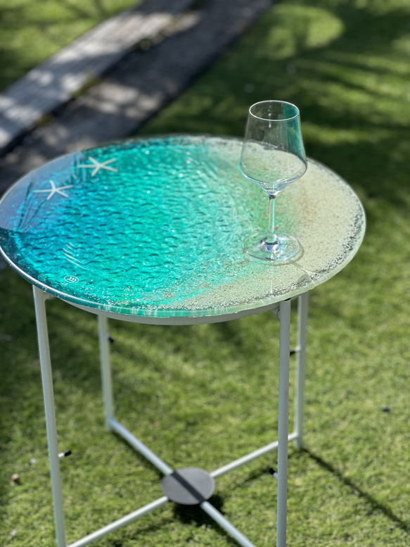 円形ガラスラウンドテーブル エメラルドグリーンムーンビーチ 水紋の