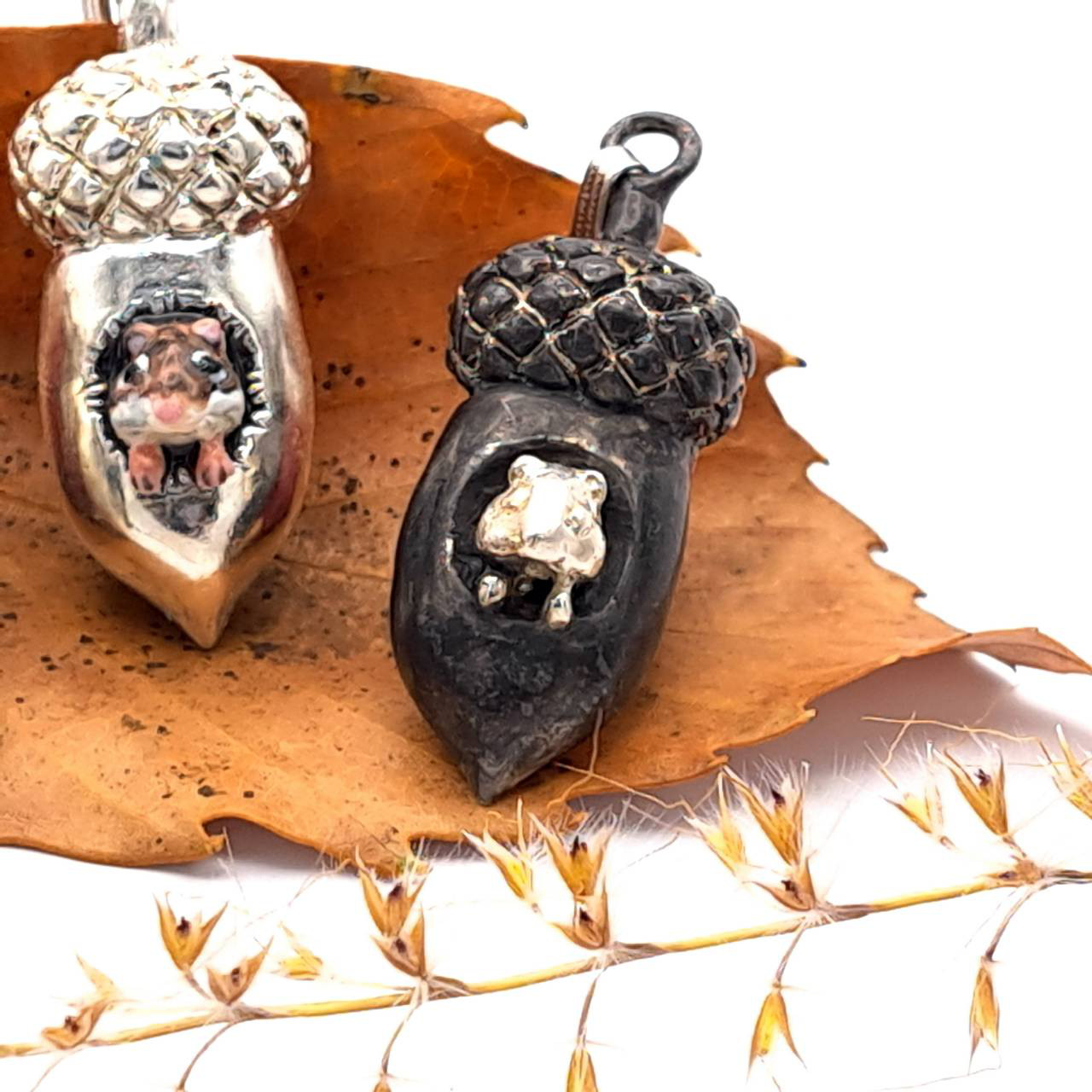 シルバー925 帽子を被ったどんぐりとひょっこり覗いたシルバーのリスのペンダントトップ