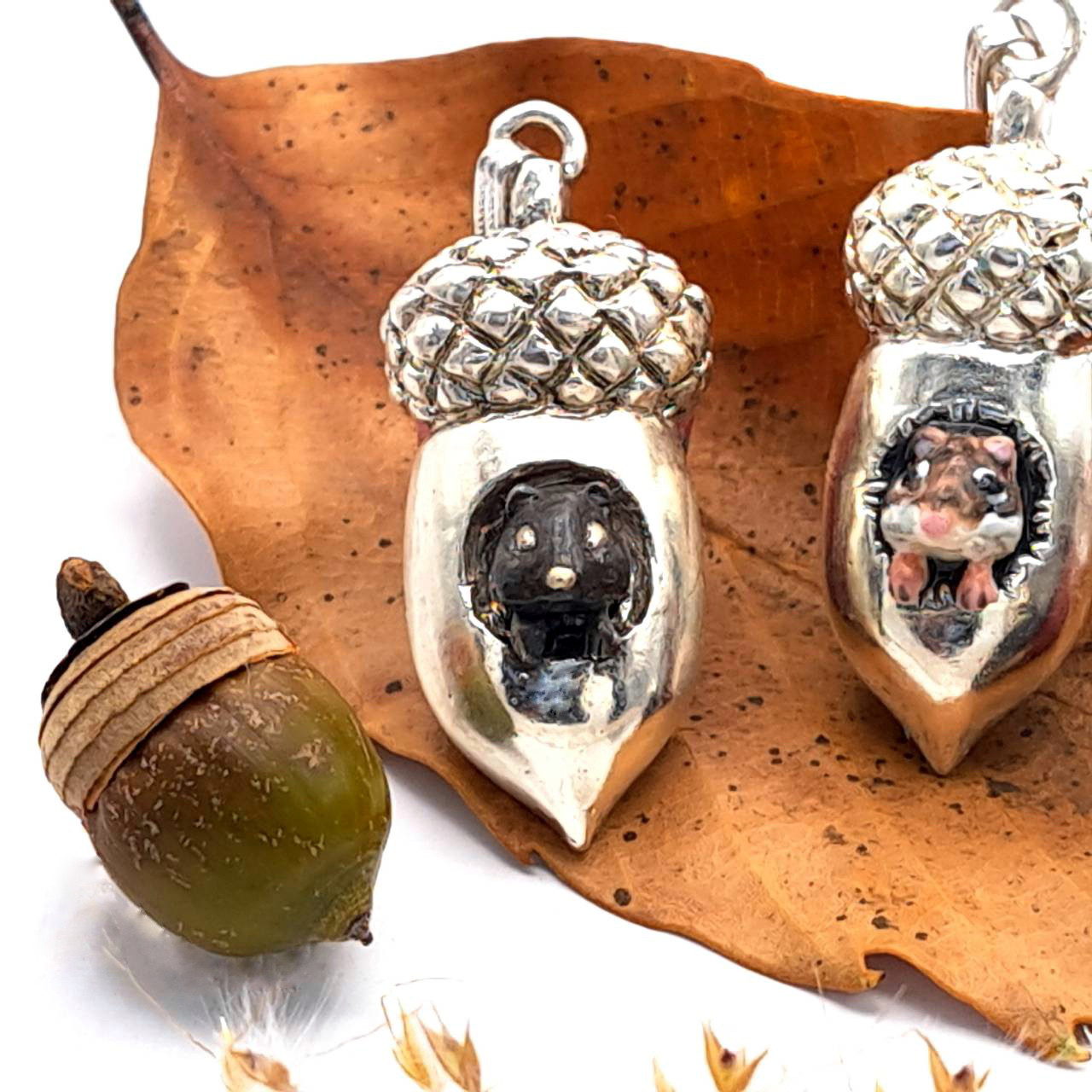 シルバー925 帽子を被ったどんぐりとひょっこり覗いた黒いリスのペンダントトップ