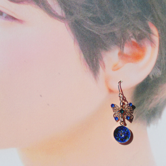 キラキラ肉球の耳飾り　肉球×蝶々　デコ作品　ピアス／イヤリング　オパール風（青色） 4枚目の画像