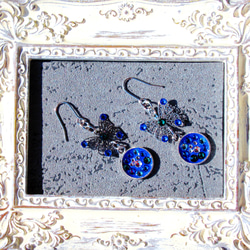 キラキラ肉球の耳飾り　肉球×蝶々　デコ作品　ピアス／イヤリング　オパール風（青色） 2枚目の画像