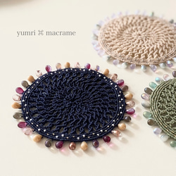 yumri ⌘ macrame しずく型ガラスビーズコースター Ø11.5cm［ネイビー］ 1枚目の画像