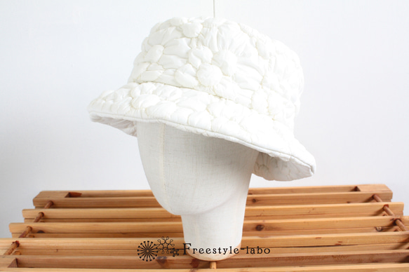 花型のキルティングで中綿のポコポコ感が可愛くてあったかいハット〈ホワイト〉帽子　冬小物　あったかい　ファッション 2枚目の画像