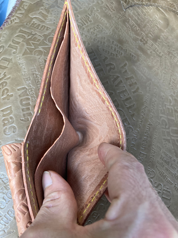 ヌメ革　型押し　手縫い二つ折り財布(コインケース右) 4枚目の画像