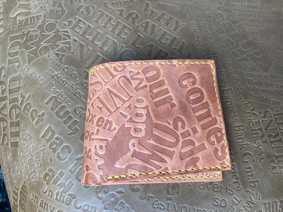 ヌメ革　型押し　二つ折り財布(コインケース左) 1枚目の画像