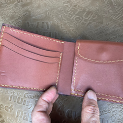 牛革　ブラウン　型押し　二つ折り財布(コインケース右) 3枚目の画像