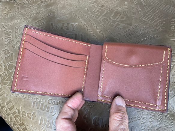牛革　ブラウン　型押し　二つ折り財布(コインケース右) 3枚目の画像