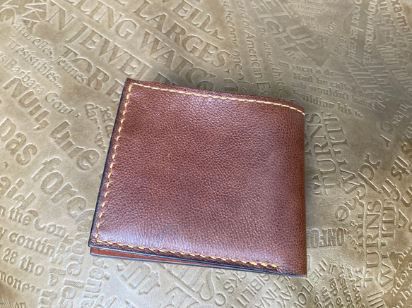 牛革　ブラウン　型押し　二つ折り財布(コインケース右) 2枚目の画像
