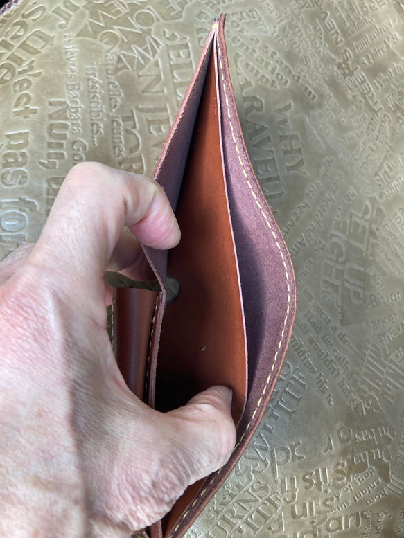 牛革　ブラウン　型押し　二つ折り財布(コインケース右) 5枚目の画像