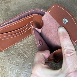 牛革　ブラウン　型押し　二つ折り財布(コインケース右) 4枚目の画像