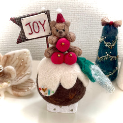 クリスマスプディングに乗ったテディベアの置物 ミニチュアテディベア