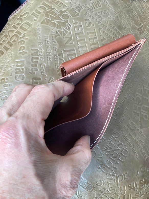 牛革　ブラウン型押し　二つ折り財布(コインケース左) 5枚目の画像