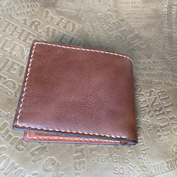 牛革　ブラウン型押し　二つ折り財布(コインケース左) 2枚目の画像