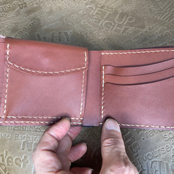 牛革　ブラウン型押し　二つ折り財布(コインケース左) 3枚目の画像