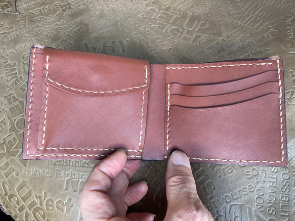 牛革　ブラウン型押し　二つ折り財布(コインケース左) 3枚目の画像