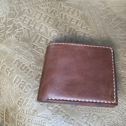 牛革　ブラウン型押し　二つ折り財布(コインケース左) 1枚目の画像