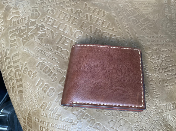 牛革　ブラウン型押し　二つ折り財布(コインケース左) 1枚目の画像