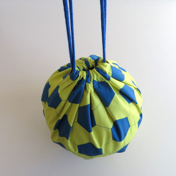 【黄色×青】サッカーボール柄のボール入れ《直径23cm》 11枚目の画像