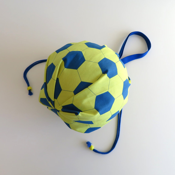 【黄色×青】サッカーボール柄のボール入れ《直径23cm》 3枚目の画像