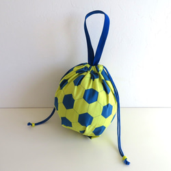 【黄色×青】サッカーボール柄のボール入れ《直径23cm》 2枚目の画像