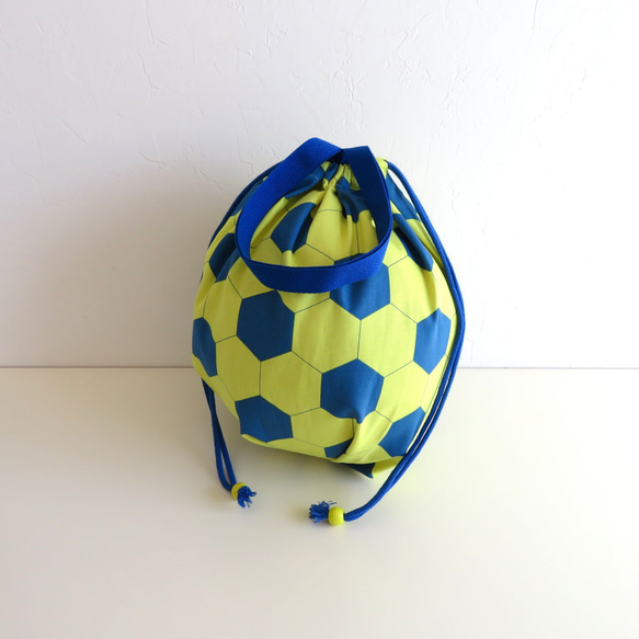 【黄色×青】サッカーボール柄のボール入れ《直径23cm》 1枚目の画像