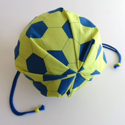 【黄色×青】サッカーボール柄のボール入れ《直径23cm》 4枚目の画像