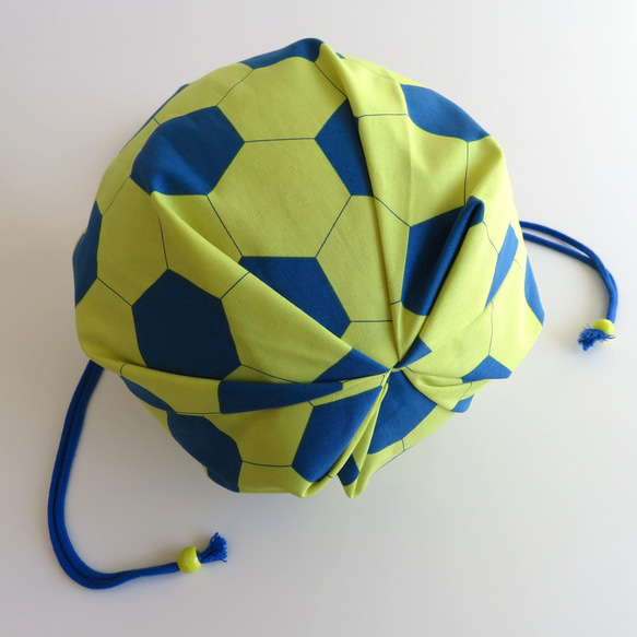 【黄色×青】サッカーボール柄のボール入れ《直径23cm》 4枚目の画像