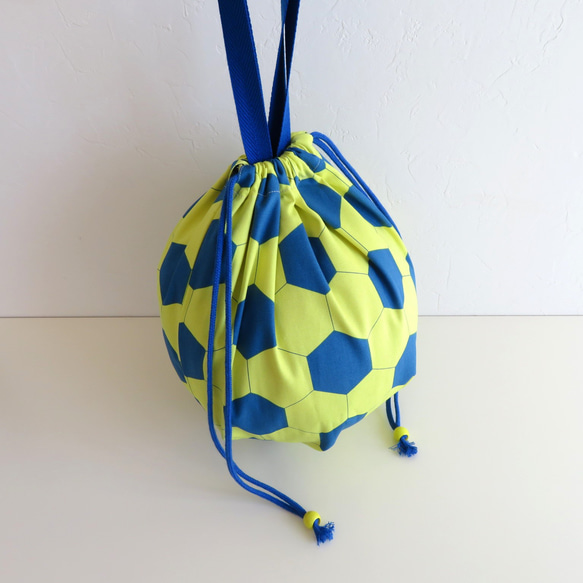 【黄色×青】サッカーボール柄のボール入れ《直径23cm》 10枚目の画像