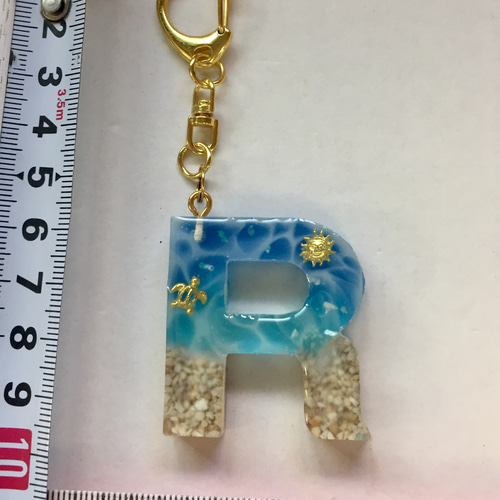 アルファベット キーホルダー レジン 海 R チャーム season 通販 
