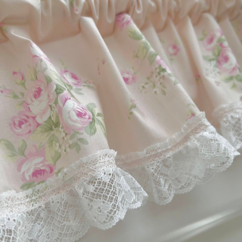 愛らしいバラ柄 色合いが素敵な ピンクカフェカーテン バランス