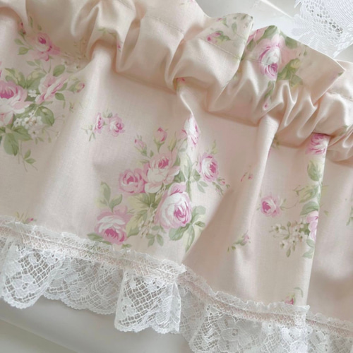 愛らしいバラ柄 色合いが素敵な ピンクカフェカーテン バランス