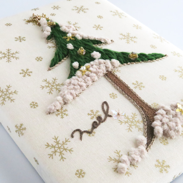 刺繍ファブリックパネル “ 雪積もるクリスマスツリー・モミの木 " | F0サイズ18×14cm 8枚目の画像