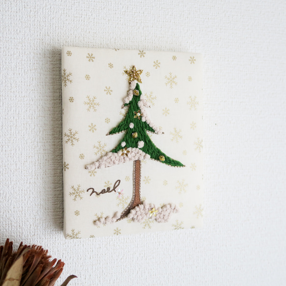 刺繍ファブリックパネル “ 雪積もるクリスマスツリー・モミの木 " | F0サイズ18×14cm 4枚目の画像