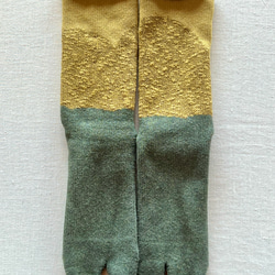 足袋型の草木染め靴下　SATOYAMA  socks. 25-27cmコブナクサ染め　yellow green 2枚目の画像