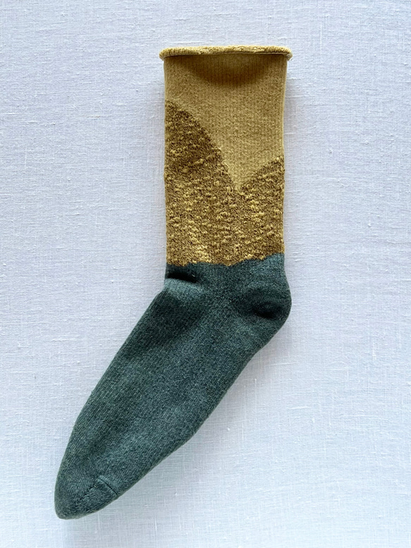 足袋型の草木染め靴下　SATOYAMA  socks. 25-27cmコブナクサ染め　yellow green 3枚目の画像