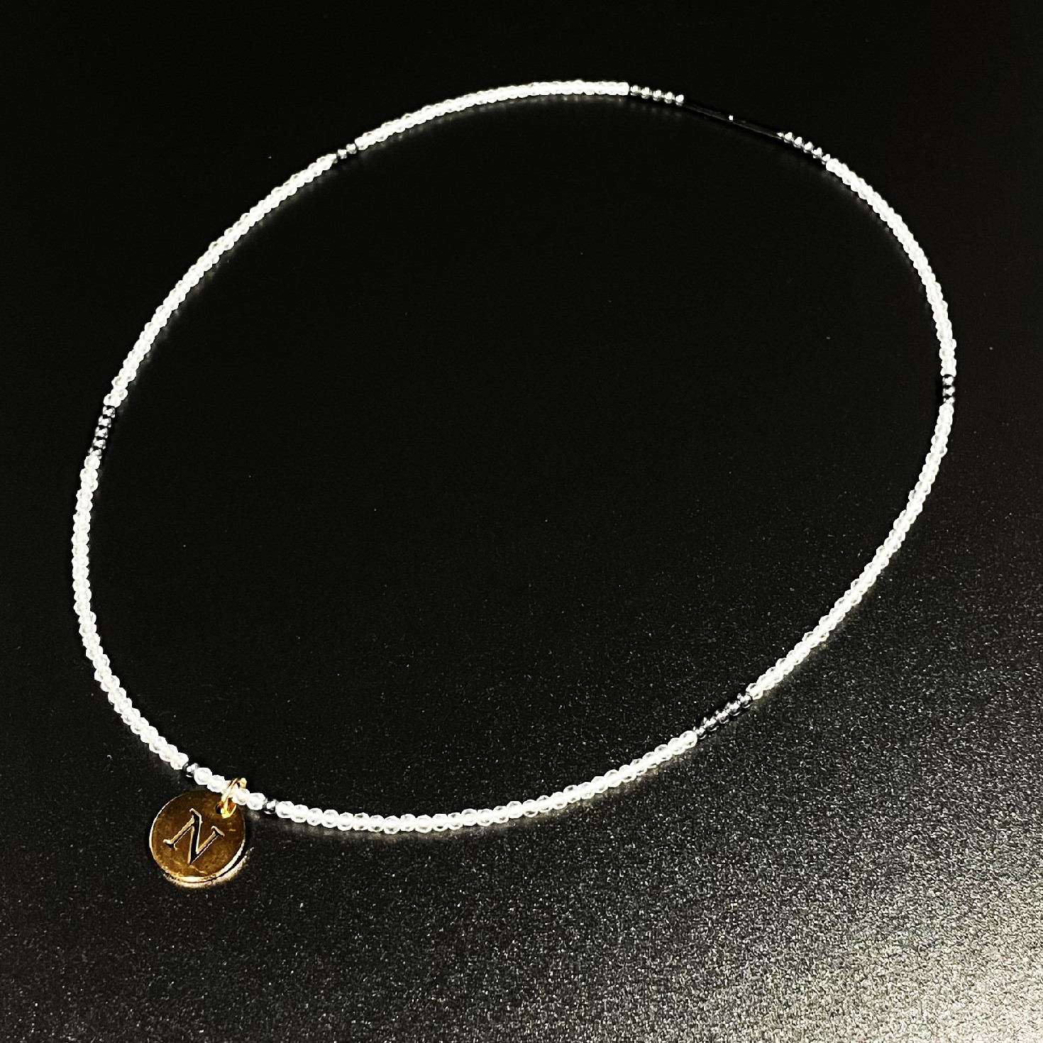 【トップのイニシャルを選べます】鉱石テラヘルツ カットクリスタル ネックレス tbni2 ギフトにおすすめ 大人気です