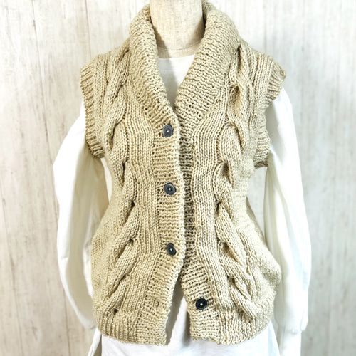 受注制作】ボリュームのある襟が温かい、ケーブルニットベスト※キナリ